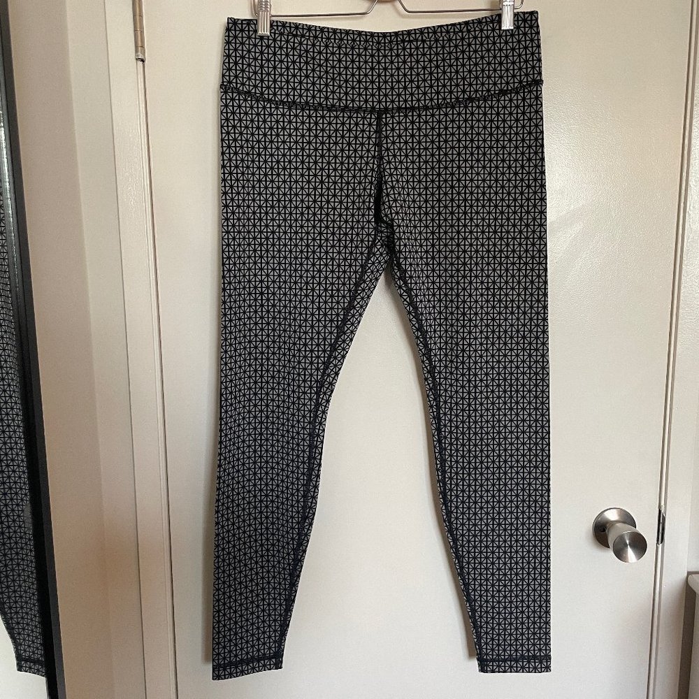 BNWT lululemon grey/silver and black yoga pants